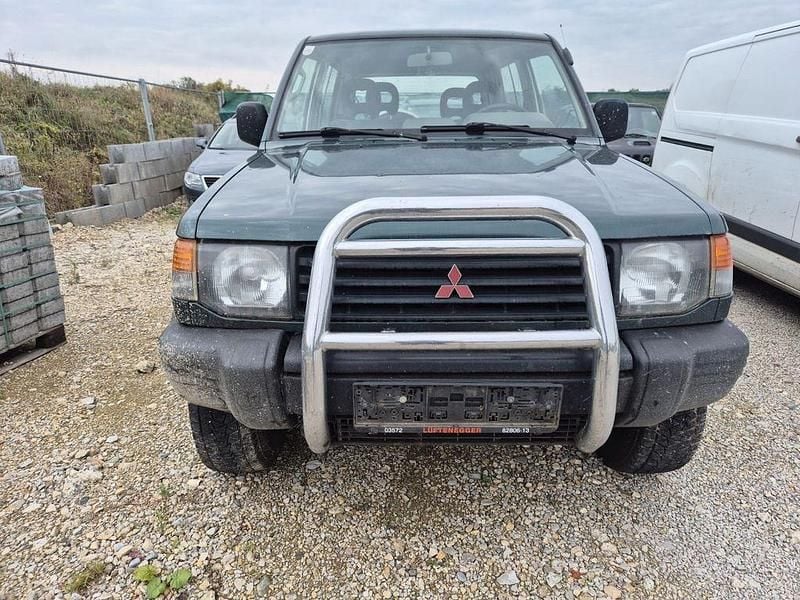 Grün Gebraucht 1997 Mitsubishi Pajero SUV | 3.000 € - Bild 1/4