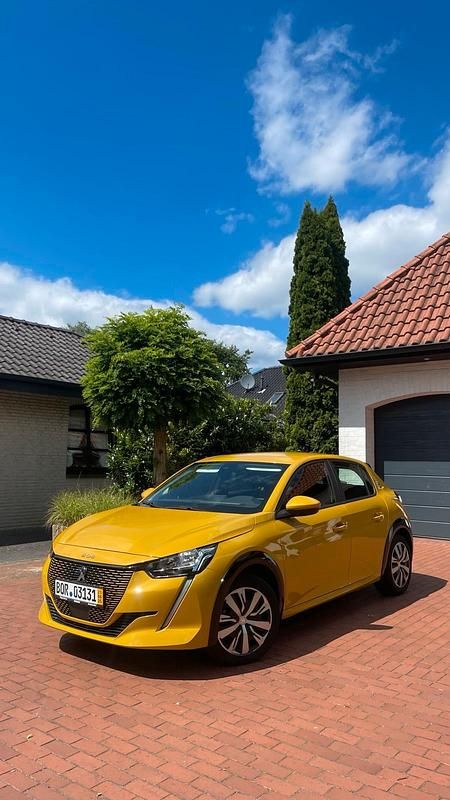 Gelb Gebraucht 2021 Peugeot e-208 Active Kleinwagen | 12.000 € (Superpreis) - Bild 1/4