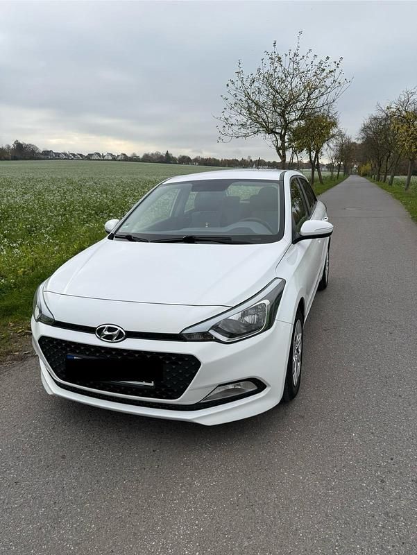 Weiß Gebraucht 2016 Hyundai i20 Active Limousine | 5.700 € (Fairer Preis) - Bild 1/4