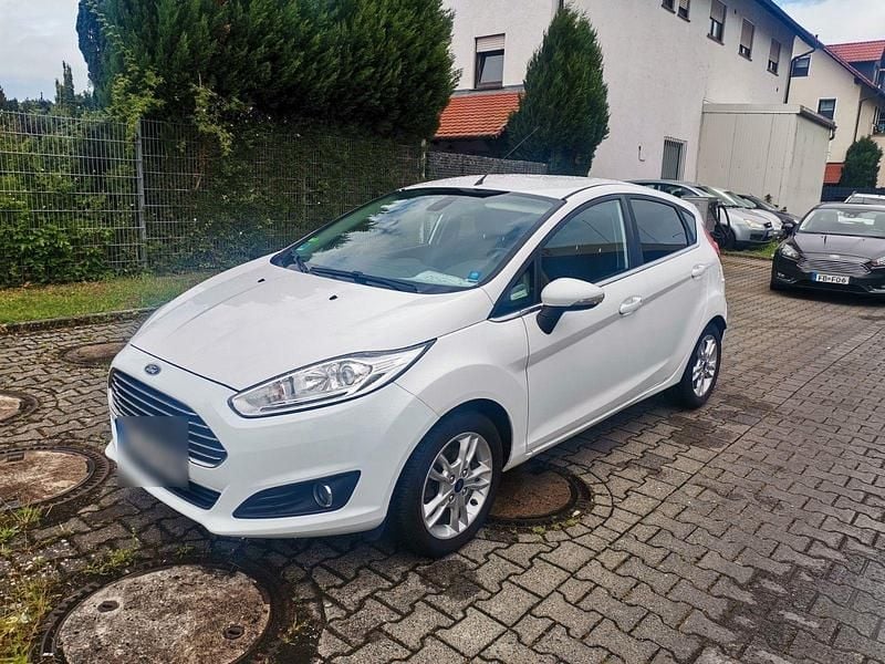 Weiß Gebraucht 2016 Ford Fiesta Titanium Kleinwagen | 5.800 € (Guter Preis) - Bild 1/4