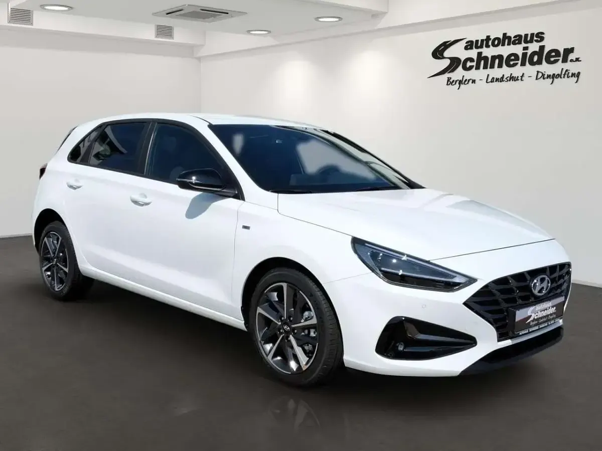 Gebraucht Hyundai i30 Advantage 120 PS (88 kW) 2024 Atlas white Limousine
