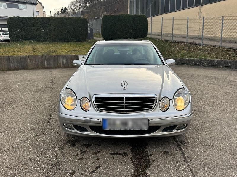Gebraucht Mercedes E220 150 PS (110 kW) 2005 Silber Limousine