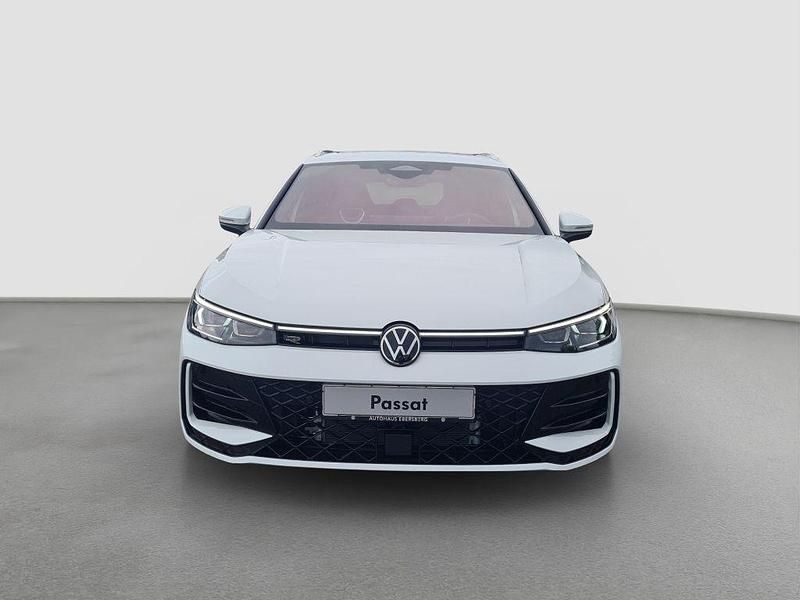 Gebraucht VW Passat R-line 177 PS (130 kW) 2025 Weiß Limousine