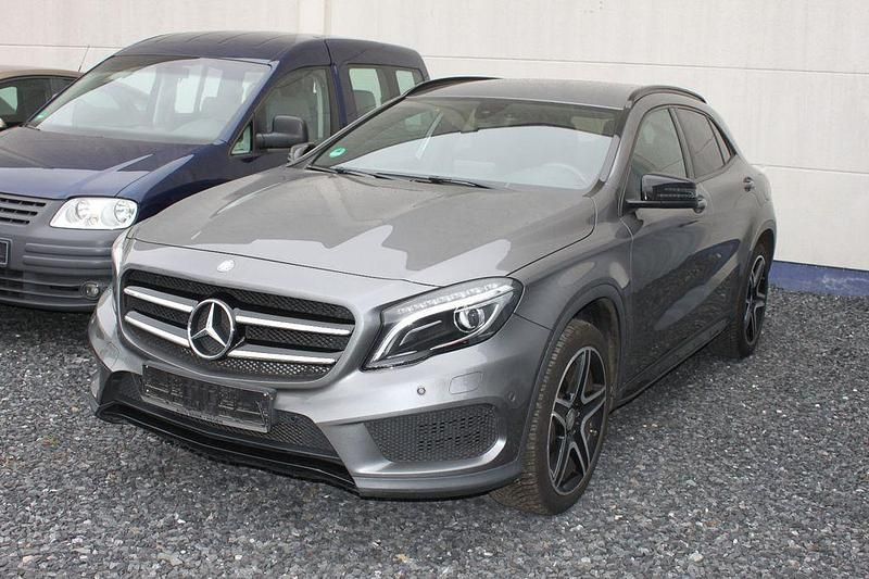 Grau Gebraucht 2015 Mercedes GLA180 AMG line SUV | 14.450 € (Guter Preis) - Bild 1/4