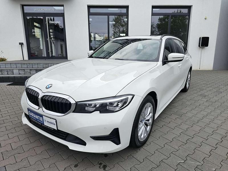 Weiß Gebraucht 2021 BMW 318 Advantage Limousine | 19.990 € (Fairer Preis) - Bild 1/4