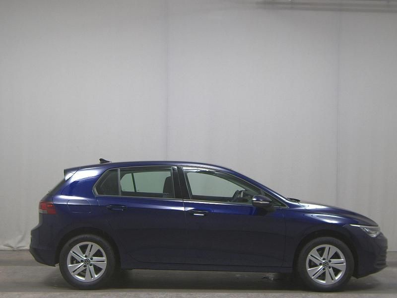 Blau Gebraucht 2022 VW Golf VIII Life Limousine | 16.980 € (Guter Preis) - Bild 1/4