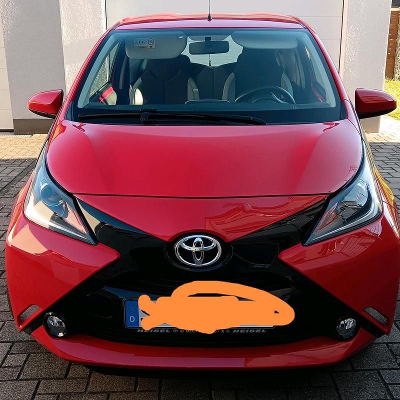 Rot Gebraucht 2015 Toyota Aygo X-play Kleinwagen | 6.900 € (Fairer Preis) - Bild 1/4