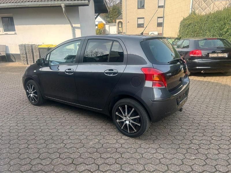 Gebraucht Toyota Yaris Sol 101 PS (74 kW) 2009 Grau Kleinwagen
