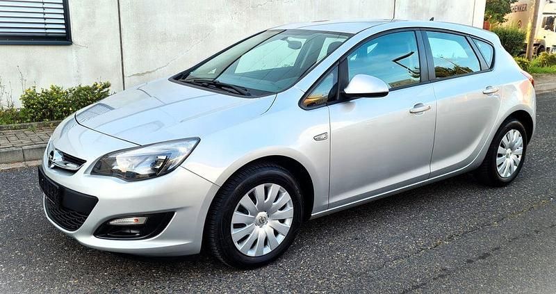 Gebraucht Opel Astra Edition 116 PS (85 kW) 2012 Silber Limousine
