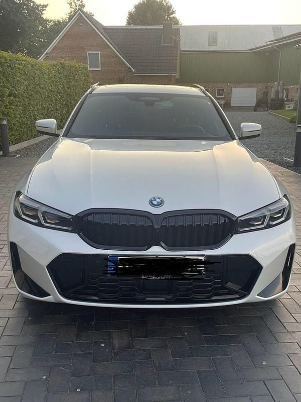 Weiß Gebraucht 2023 BMW 320e M Sport Kombi | 36.000 € (Fairer Preis) - Bild 1/4