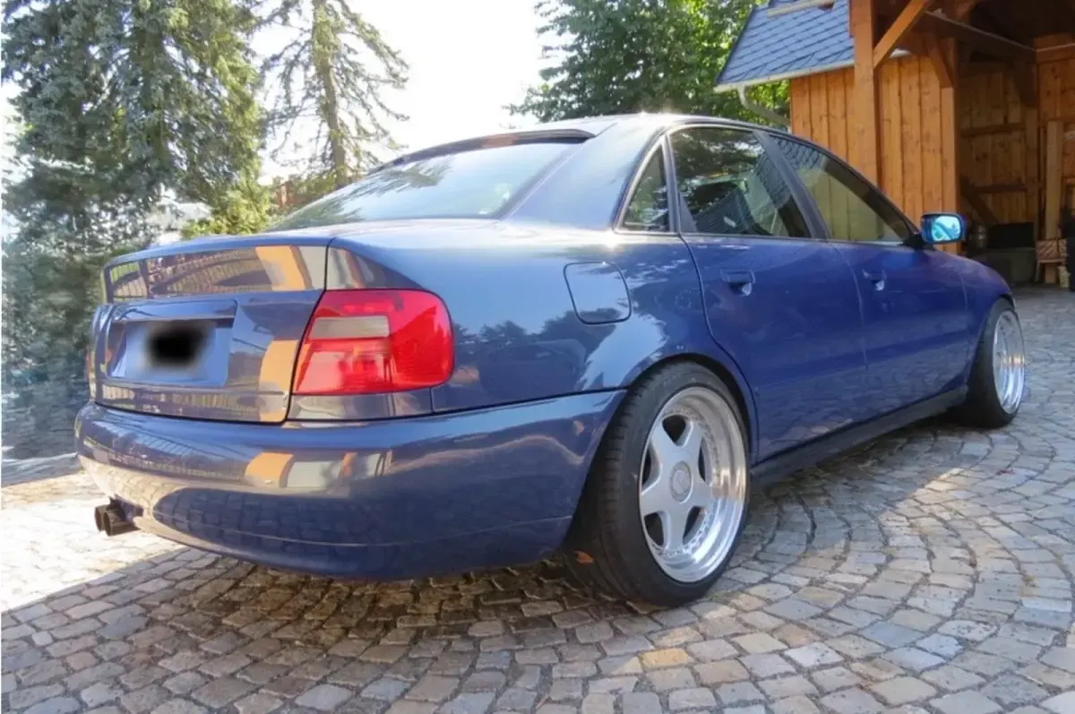 Używany Audi A4 150 KM (110 kW) 1995 Niebieski Sedan/Limuzyna