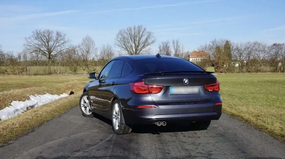 Käytetty BMW 330 Advantage 258 HP (189 kW) 2017 Harmaa Sedan