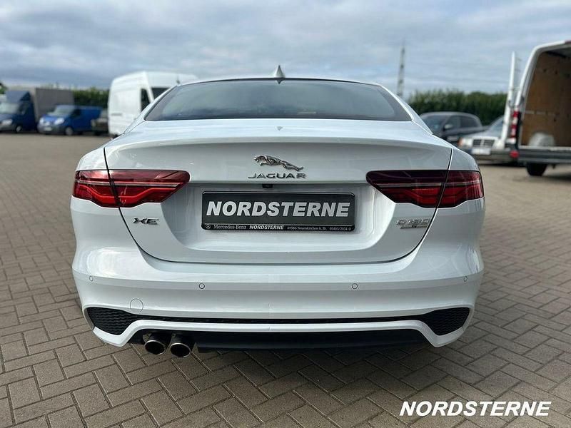 Begagnad Jaguar XE R-Dynamic 179 HK (131 kW) 2019 Vit Sedan