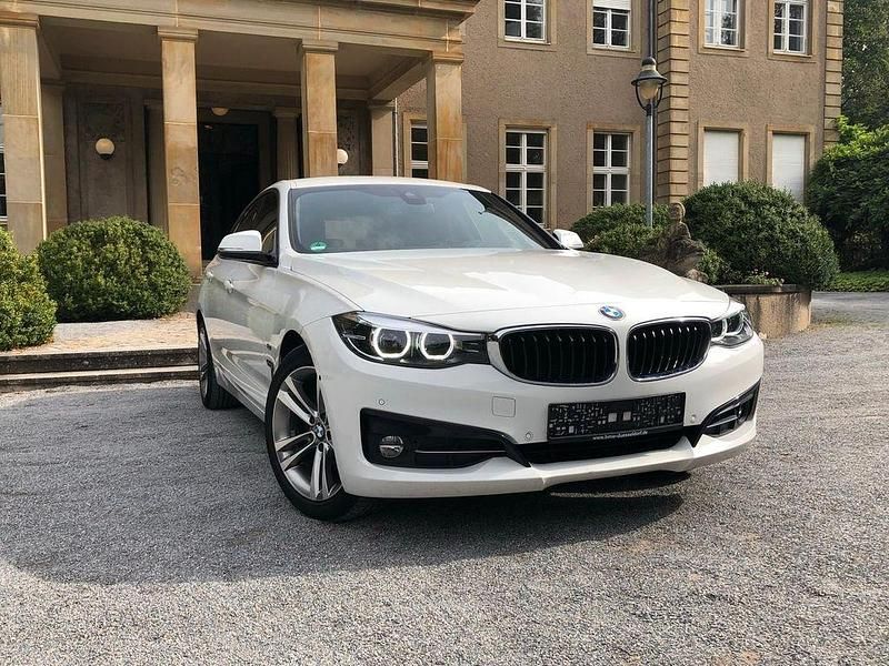 Weiß Gebraucht 2017 BMW 318 Gran Turismo Sport Line Limousine | 18.900 € (Fairer Preis) - Bild 1/4