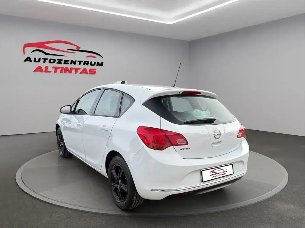 Używany Opel Astra Selection 101 KM (74 kW) 2015 Biały Sedan/Limuzyna