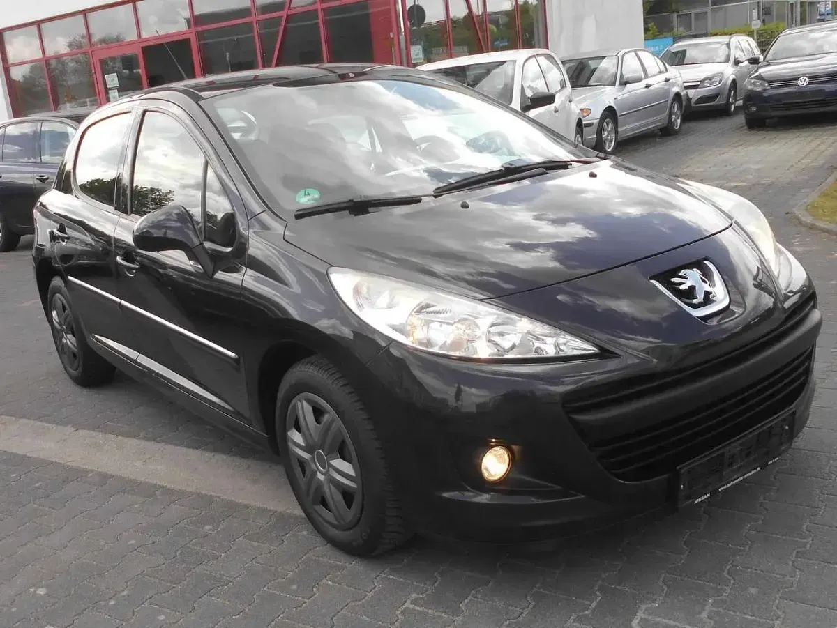 Gebraucht Peugeot 207 73 PS (53 kW) 2011 Schwarz Limousine