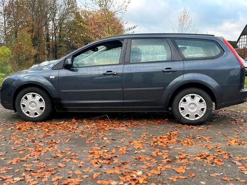 Grau Gebraucht 2007 Ford Focus Kombi | 990 € (Guter Preis) - Bild 1/4