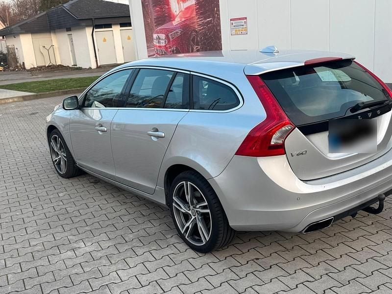 Gebraucht Volvo V60 190 PS (139 kW) 2015 Silber Kombi