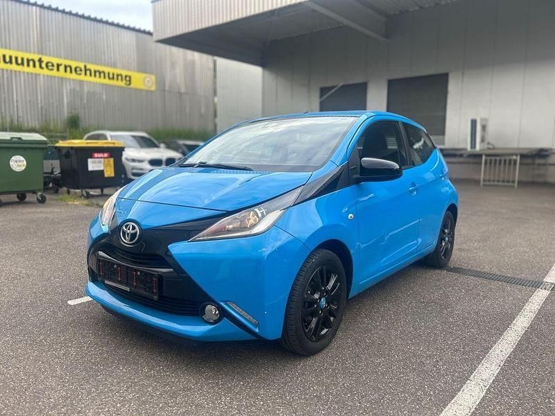 Blau Gebraucht 2015 Toyota Aygo X-play Kleinwagen | 6.899 € (Guter Preis) - Bild 1/4