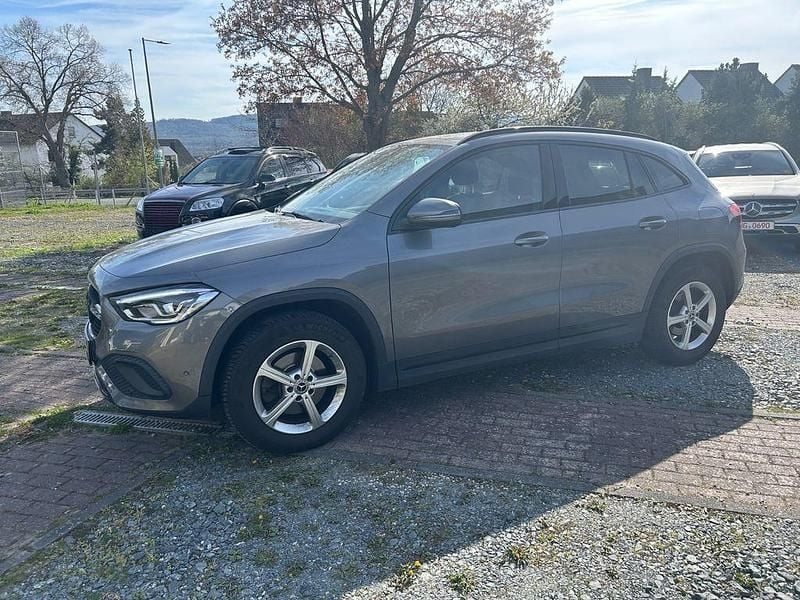 Gebraucht Mercedes GLA200 163 PS (119 kW) 2020 Grau SUV