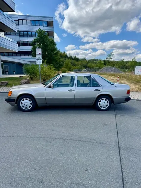 Gebraucht Mercedes E260 160 PS (117 kW) 1990 Silber Limousine