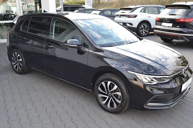 Gebraucht VW Golf VIII Active 150 PS (110 kW) 2022 Schwarz Limousine