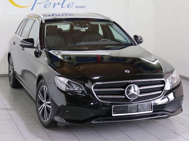 Schwarz Gebraucht 2020 Mercedes E220 Avantgarde Kombi | 28.790 € (Fairer Preis) - Bild 1/4