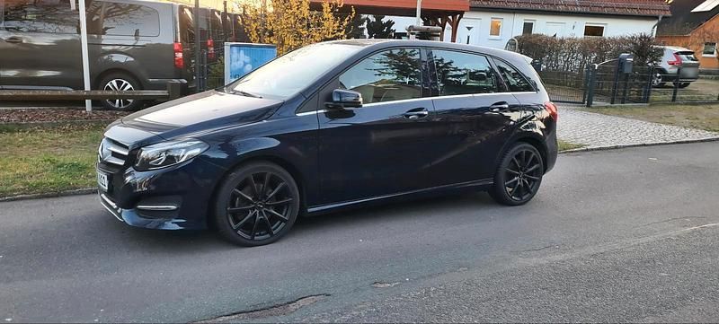 Gebraucht Mercedes B200 136 PS (100 kW) 2017 Blau Van / Kleinbus