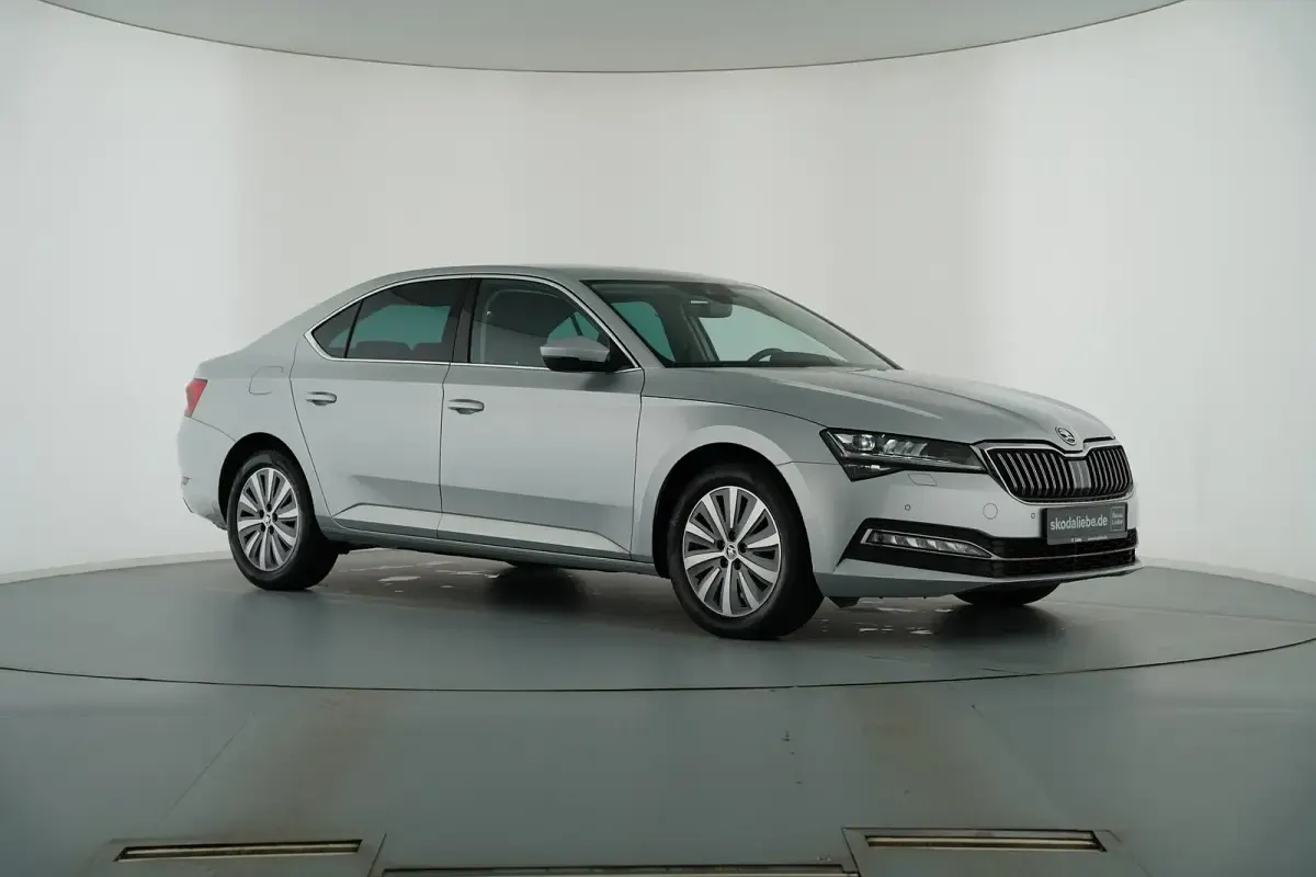 Gebraucht Skoda Superb Style 190 PS (139 kW) 2022 Brilliantsilber metallic Limousine