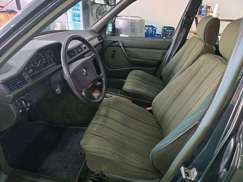 Gebraucht Mercedes E230 136 PS (100 kW) 1986 Grün Limousine