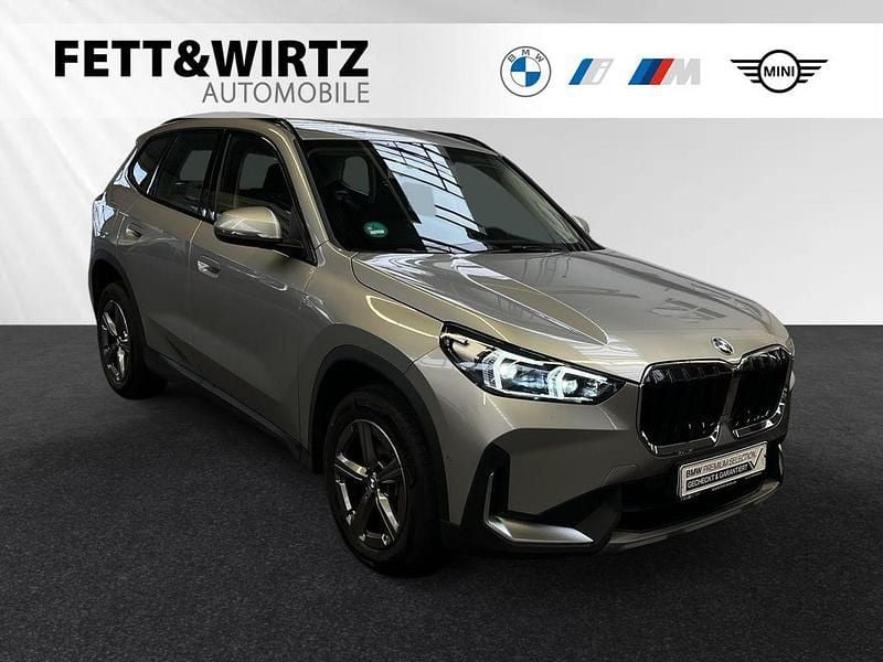 Spacesilber metallic Gebraucht 2024 BMW X1 Shadowline SUV | 35.500 € (Superpreis) - Bild 1/3