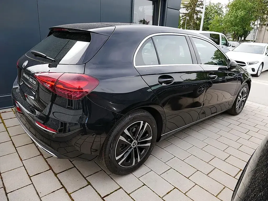 Gebraucht Mercedes A200 Progressive 163 PS (119 kW) 2025 Metalliclack kosmosschwarz Limousine
