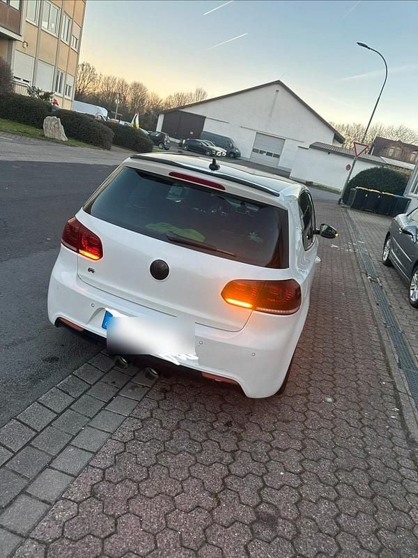 Weiß Gebraucht 2011 VW Golf VI R-line Kleinwagen | 6.699 € (Teuer) - Bild 1/4