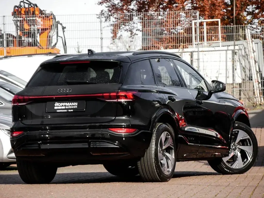 Nowe Audi Q6 e-tron Performance 225 kW (306 KM) 2026 Czarny SUV