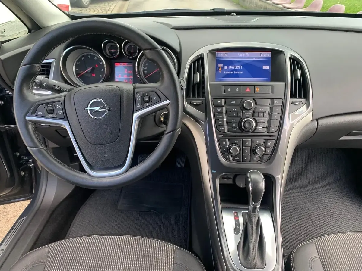 Gebraucht Opel Astra Innovation 140 PS (102 kW) 2012 Grau Limousine