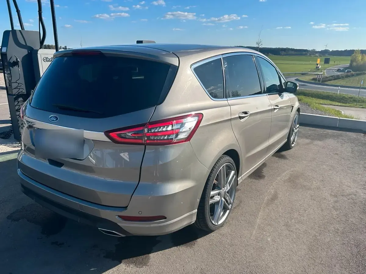 Gebraucht Ford S-MAX Titanium 179 PS (131 kW) 2016 Silber Van / Kleinbus