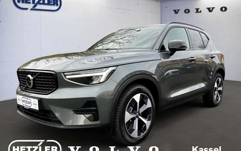 Grün Neu 2025 Volvo XC40 Plus SUV | 52.530 € (Teuer) - Bild 1/4