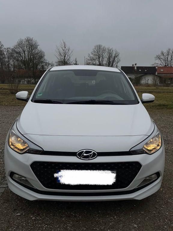Weiß Gebraucht 2017 Hyundai i20 Limousine | 7.600 € (Fairer Preis) - Bild 1/4