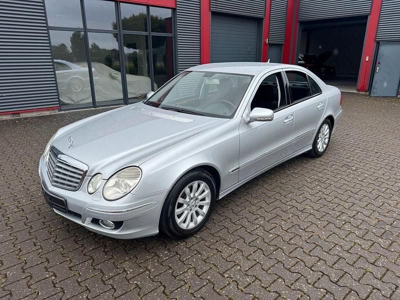 Iridiumsilber Gebraucht 2007 Mercedes E220 Elegance Limousine | 6.500 € (Fairer Preis) - Bild 1/4