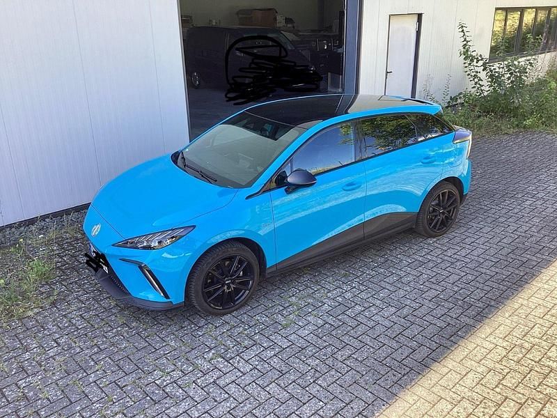 Blau Gebraucht 2023 MG MG4 EV Luxury Kleinwagen | 19.990 € - Bild 1/4