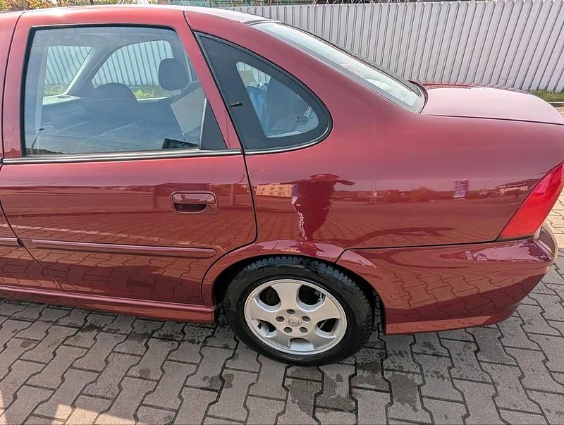 Usata Opel Vectra Edition 101 CV (74 kW) 2001 Rosso Berlina