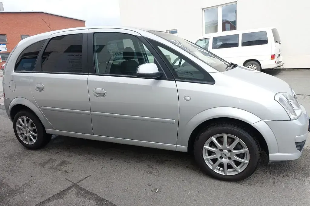 Gebraucht Opel Meriva Edition 105 PS (77 kW) 2010 Silber Van / Kleinbus