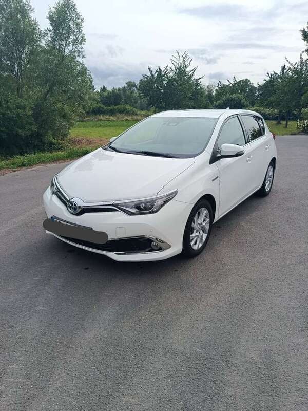 Weiß Gebraucht 2018 Toyota Auris Hybrid Executive Kleinwagen | 15.500 € (Fairer Preis) - Bild 1/4