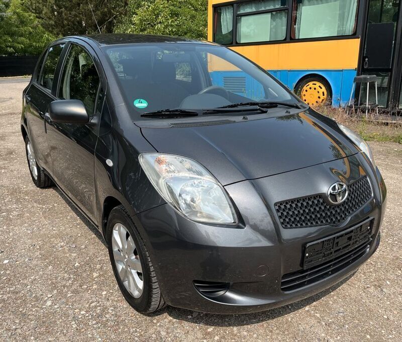 Grau Gebraucht 2009 Toyota Yaris Cool Limousine | 5.190 € (Fairer Preis) - Bild 1/4