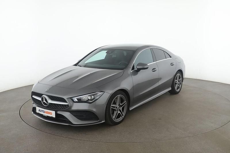 Grau Gebraucht 2020 Mercedes CLA200 AMG line Limousine | 27.610 € (Teuer) - Bild 1/3