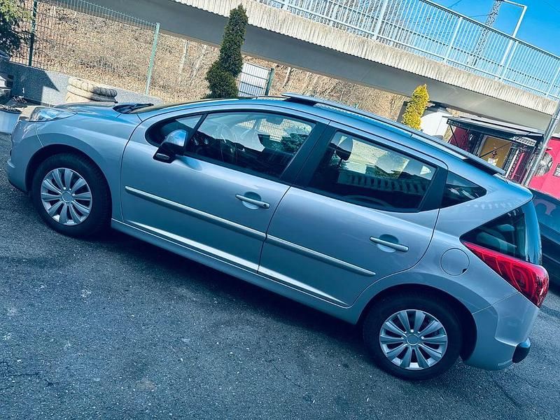 Gebraucht Peugeot 207 Tendance 95 PS (69 kW) 2012 Grau Kombi