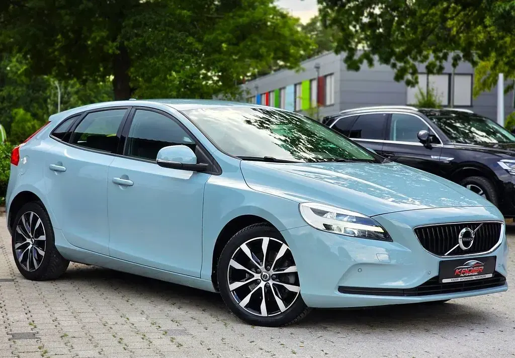 Gebraucht Volvo V40 Momentum 122 PS (89 kW) 2018 Blau Limousine