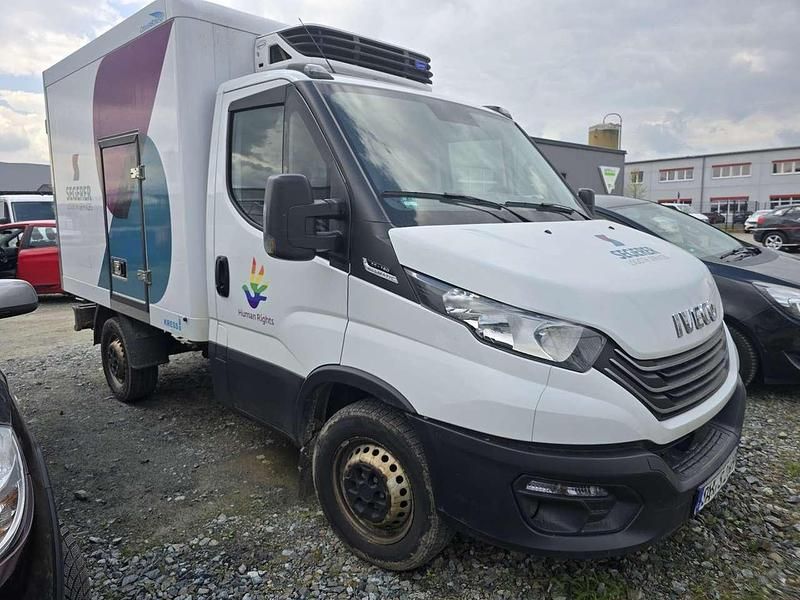 Second-hand Iveco Daily 156 CP (114 kW) 2023 Alb Monovolum