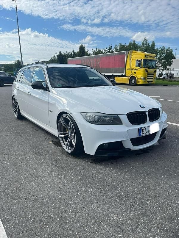 Weiß Gebraucht 2010 BMW 325 M Sport Kombi | 16.500 € - Bild 1/4