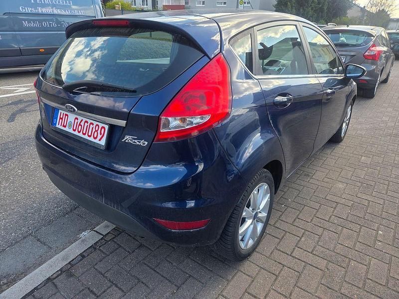 Gebraucht Ford Fiesta Titanium 82 PS (60 kW) 2012 Blau Kleinwagen